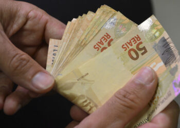 Parcela do 13º salário está próxima ao pagamento; saiba como calcular os descontos