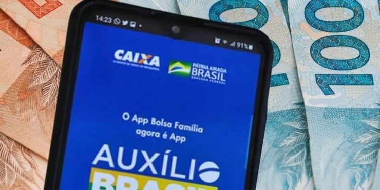 Indenização de R$ 15 mil pelo Auxílio Brasil ainda está disponível para solicitação