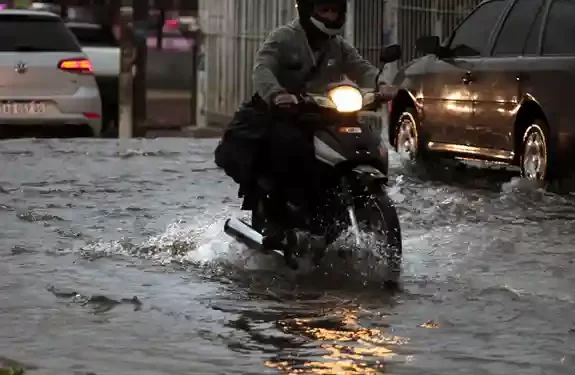 Tornado em Bahía Blanca: Tragédia deixa 13 mortos e destruição na Argentina