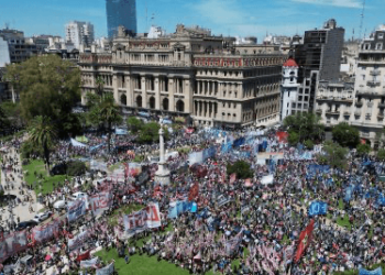 Argentina – Mais de um milhão e meio de pessoas saíram às ruas contra o ajuste de Milei