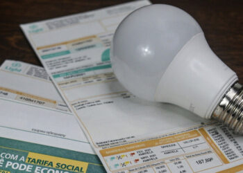 Isenção no pagamento da conta de luz? Nova oportunidade é lançada e surpreende os IDOSOS