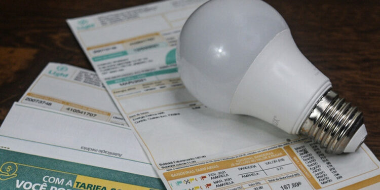 Isenção no pagamento da conta de luz? Nova oportunidade é lançada e surpreende os IDOSOS