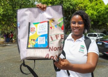 Catadores de materiais recicláveis contam com equipamentos de proteção durante o Carnaval