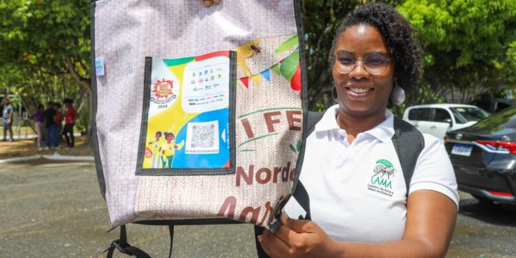 Catadores de materiais recicláveis contam com equipamentos de proteção durante o Carnaval
