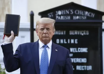 Donald Trump vende Bíblias durante campanha para retornar à Casa Branca