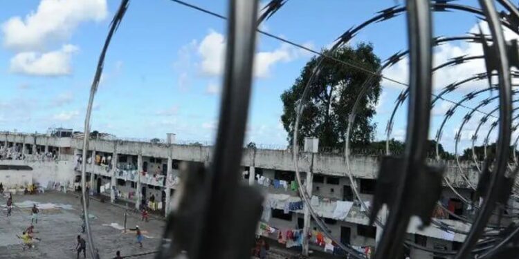 Deputado Propõe Retirada de Tomadas em Celas de Presídios para Combater Uso de Celulares por Detentos