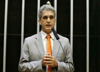 Deputado estadual critica prestação de serviços da Coelba e questiona renovação automática do contrato de concessão