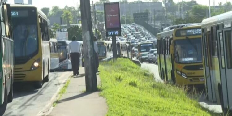 Passageiros fecham acesso à Estação Mussurunga em protesto por melhorias no transporte