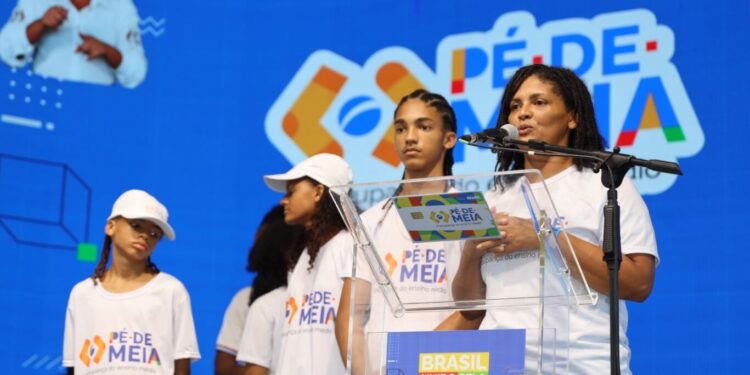 Mãe de estudantes destaca impacto de programas estaduais e federais de assistência estudantil: “nós conseguimos ter uma alimentação digna”