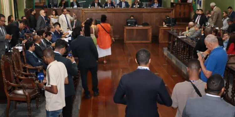 Vereadores de Salvador aprovam projeto de subsídio ao transporte público e mantêm vetos do Executivo Municipal
