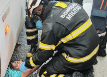 Homem Atropelado por Ônibus é Resgatado pelos Bombeiros e Encaminhado ao Hospital