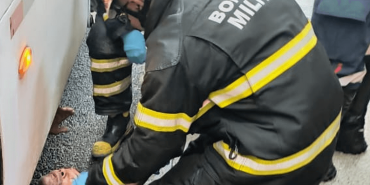 Homem Atropelado por Ônibus é Resgatado pelos Bombeiros e Encaminhado ao Hospital