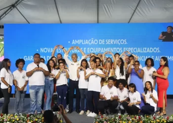 Jerônimo sanciona leis que beneficiam público com deficiência ou TEA