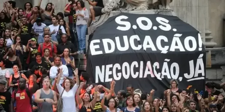 Professores anunciam greve em universidades federais a partir de amanhã