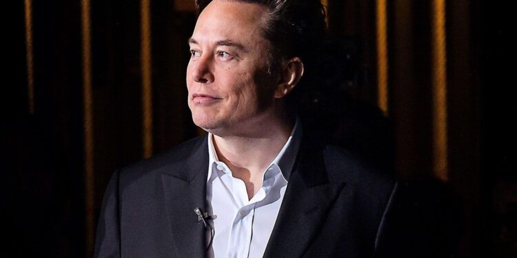 Elon Musk diz que robô humanoide Optimus da Tesla pode ser lançado em 2025