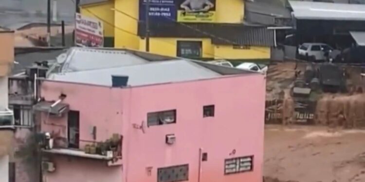 Cratera Engole Imóvel em Capinzal, Santa Catarina: Estragos e Contagem de Danos