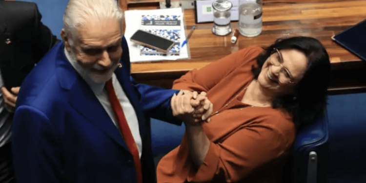 Damares Alves Elogia Jaques Wagner e Sugere Liderança em Possível Governo