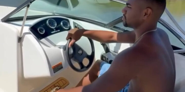 Ex-BBB Davi Brito é Criticado nas Redes Sociais por Conduzir Lancha Sem Habilitação