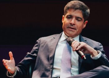 ACM Neto critica sistema de saúde da Bahia e aponta falhas na regulação