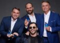 Bolsonaro lança perfume “Mito” com participação dos filhos Flávio e Eduardo