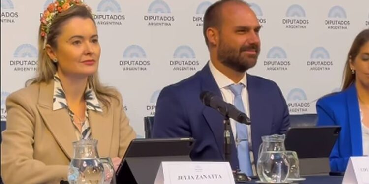 Eduardo Bolsonaro e outros deputados de direita viajam para Argentina e pedem asilo para fugitivos do 8 de janeiro