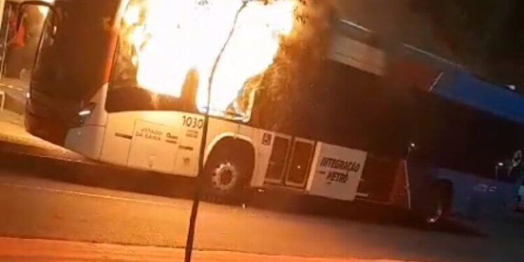 Ataque de Facção Criminosa Incendeia Ônibus Elétrico em Salvador