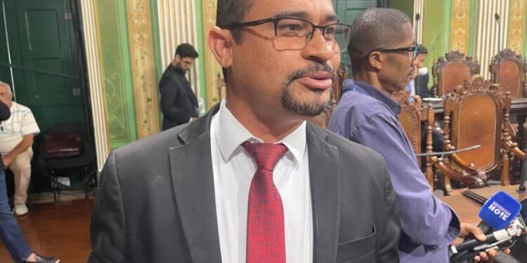 Executiva do PT de Salvador Decide Manter Vereador Tiago Ferreira Após Participação em Evento com Prefeito