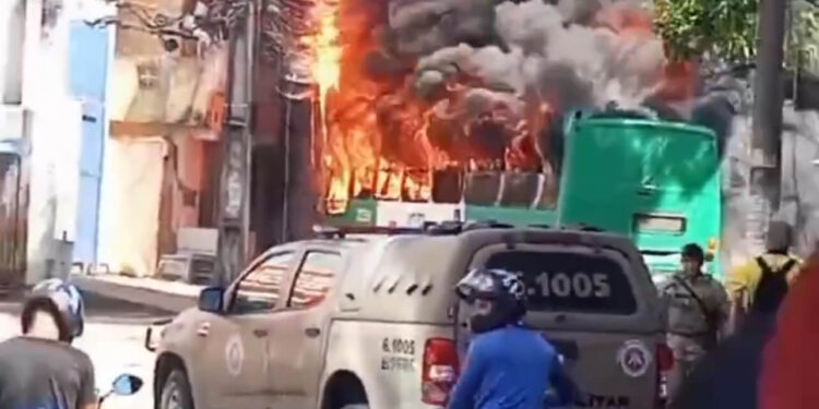 Dois Homens Presos por Incendiar Ônibus em Represália à Morte de Traficante em Salvador