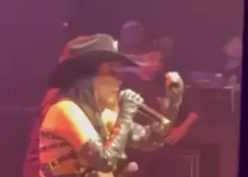 Após críticas, Silvânia, do Calcinha Preta, expulsa fã de show