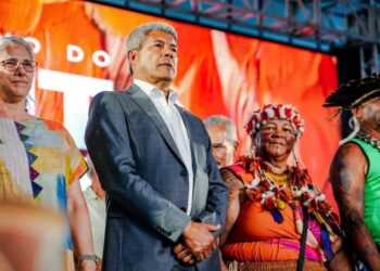 Jerônimo Rodrigues prestigia cerimônia de retorno do Manto Tupinambá ao Museu Nacional