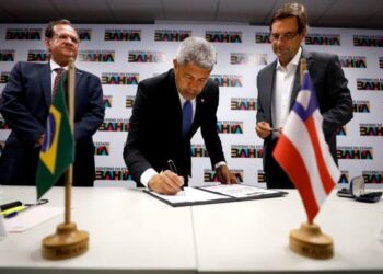 Estado assina protocolo de intenções para voos diretos entre Porto e Salvador