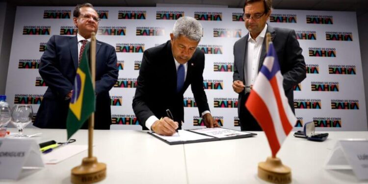 Estado assina protocolo de intenções para voos diretos entre Porto e Salvador