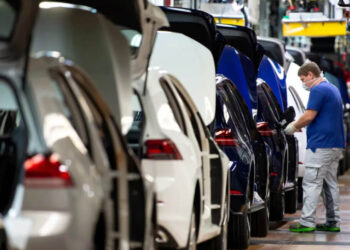 Desastre na Europa: Volkswagen soa o alarme da crise industrial e atinge a elite europeia