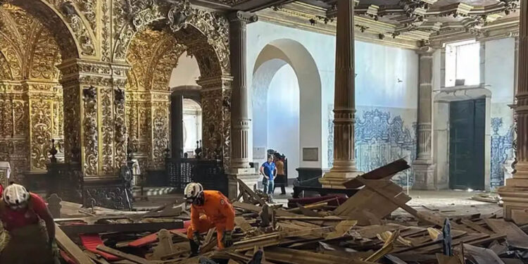 Jovem turista morre em desabamento de teto de igreja em Salvador