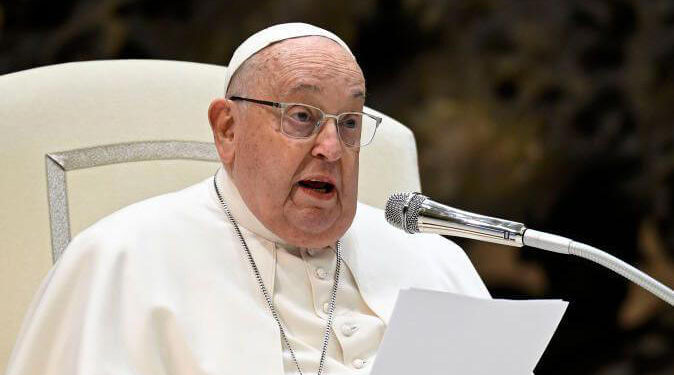 Papa enfrenta ‘situação clínica complexa’ e seguirá internado, diz Vaticano