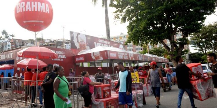 Prefeitura de Salvador inicia entrega de kits para ambulantes credenciados no Carnaval 2025