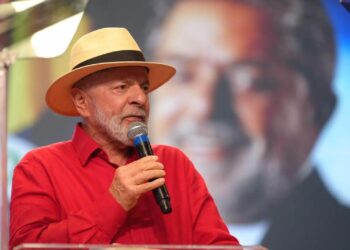 Lula admite falha na comunicação do governo e anuncia mudanças no ministério