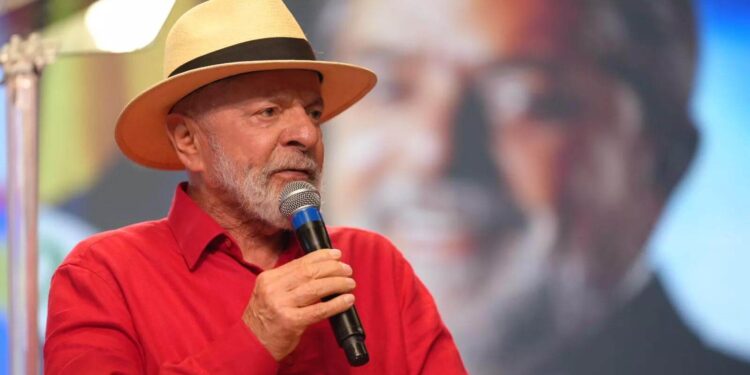 Lula admite falha na comunicação do governo e anuncia mudanças no ministério