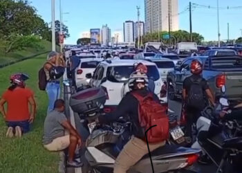 Tiroteio e perseguição policial na Avenida Paralela deixam dois feridos e causam pânico