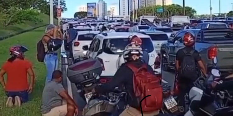 Tiroteio e perseguição policial na Avenida Paralela deixam dois feridos e causam pânico