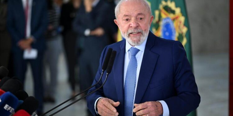 Lula reage ao tarifaço de Trump e promete defender empresas brasileiras com “medidas cabíveis”