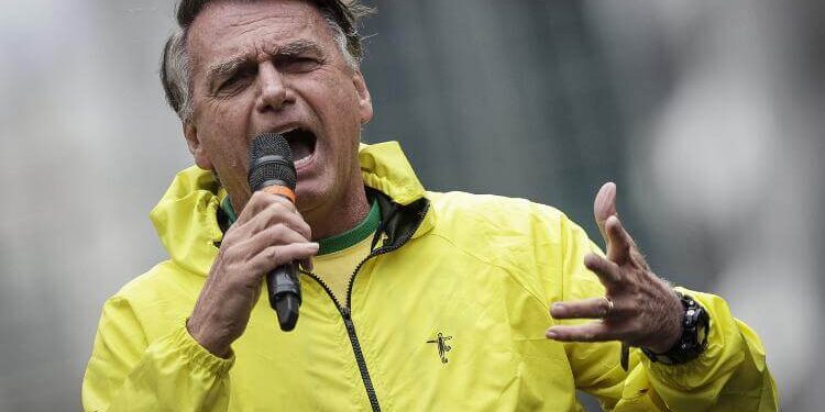 Bolsonaro tira onda em inglês no ato da Paulista — e a internet não perdoou!