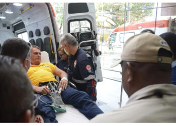 Bolsonaro é internado às pressas com fortes dores abdominais