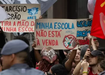 Professora Enfrenta Tarcísio e Defende a Educação Pública em SP