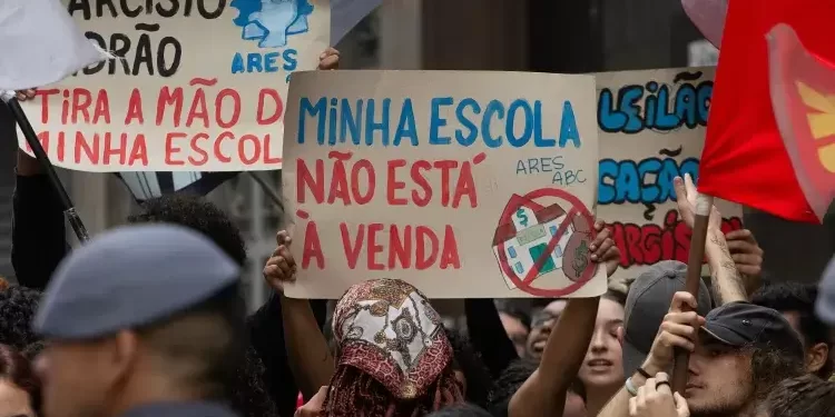 Professora Enfrenta Tarcísio e Defende a Educação Pública em SP