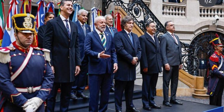 Brasil assume presidência do Mercosul e Lula visita Cristina Kirchner em prisão domiciliar