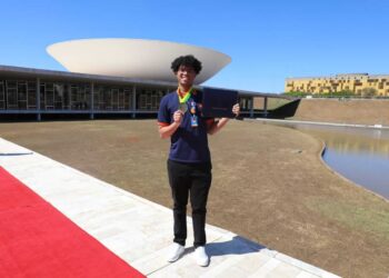 Estudante baiano assume vaga de jovem senador