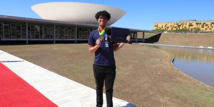 Estudante baiano assume vaga de jovem senador