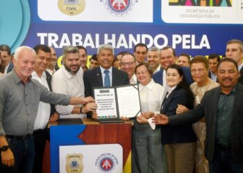 Governador entrega novas viaturas e assina projetos de lei que reestruturam a organização da segurança pública na Bahia