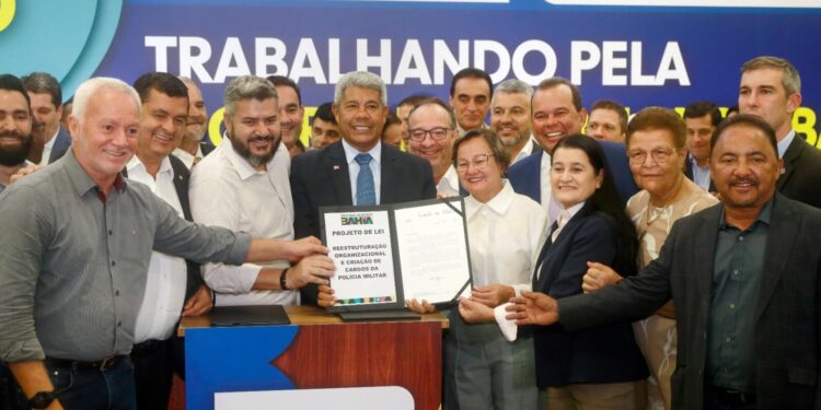 Governador entrega novas viaturas e assina projetos de lei que reestruturam a organização da segurança pública na Bahia